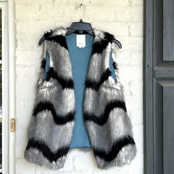 Anthropologie Elevenses Shaggy Black/Gray Chevron Striped Faux Fur Vest Small - Picture 12 of 12